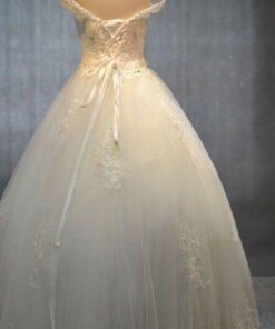 lace up back wedding gowns