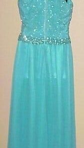 sleevless ferozi colored evening gown