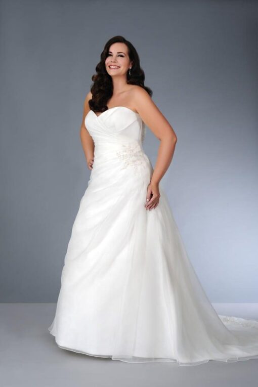 Straplessa lineWeddingGownforafullerfiguredplussizebride